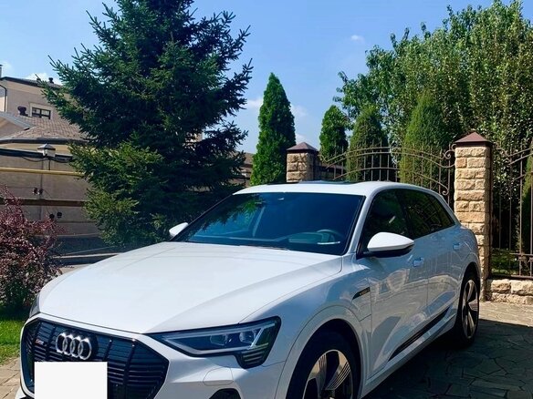 2020 Audi e-tron 55 I, белый, 7500000 рублей - вид 2