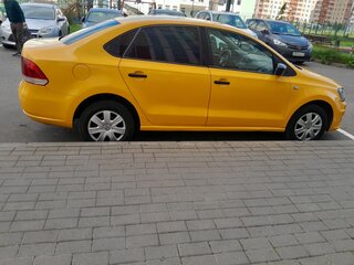 2015 Volkswagen Polo V Рестайлинг, жёлтый, 450000 рублей, вид 2