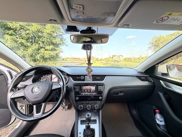 2019 Skoda Octavia III (A7) Рестайлинг, белый, 1750000 рублей - вид 6
