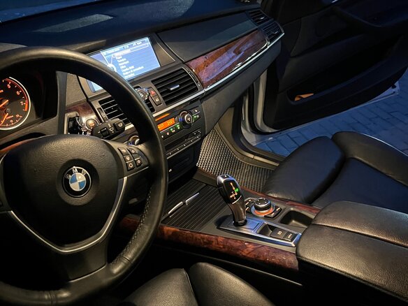 2011 BMW X5 35i II (E70) Рестайлинг, белый, 2000000 рублей - вид 10