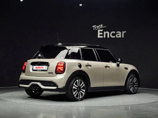 2022 Mini Hatch Cooper III (F55/F56) Рестайлинг 2, бежевый, 1560000 рублей, вид 3