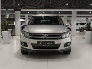 2015 Volkswagen Tiguan I Рестайлинг, серебристый, 1420000 рублей, вид 3