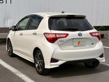 2018 Toyota Vitz III (XP130) Рестайлинг 2, белый, 850000 рублей, вид 5