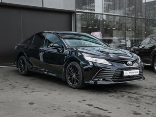 2022 Toyota Camry VIII (XV70) Рестайлинг, чёрный, 3830000 рублей, вид 3