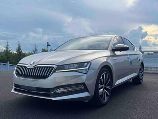 2022 Skoda Superb III Рестайлинг, серебристый, 2377700 рублей, вид 1