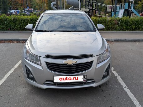 2013 Chevrolet Cruze I Рестайлинг, серебристый, 900000 рублей, вид 2