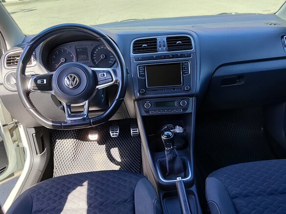 2018 Volkswagen Polo V Рестайлинг, белый, 630000 рублей - вид 4