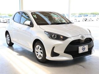 2023 Toyota Yaris IV, белый, 750000 рублей, вид 3