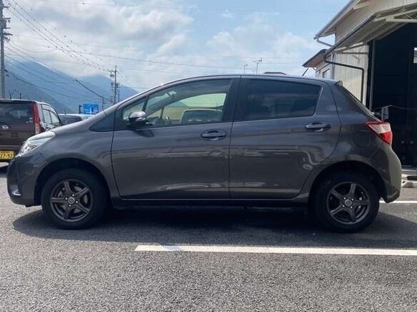 2018 Toyota Vitz III (XP130) Рестайлинг, серый, 990000 рублей - вид 5