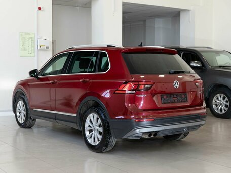 2018 Volkswagen Tiguan II, красный, 2100000 рублей, вид 4