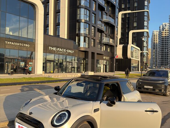 2022 Mini Hatch Cooper III (F55/F56) Рестайлинг 2, серебристый, 2850000 рублей - вид 15