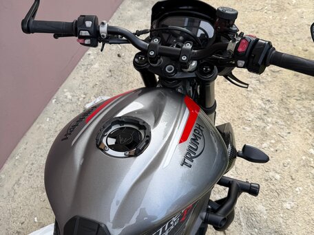 2020 Triumph Street Triple, серый, 800000 рублей, вид 4