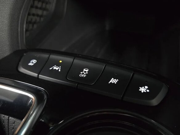 2023 Chevrolet TrailBlazer III Рестайлинг, белый, 1670000 рублей - вид 16