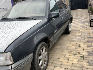 1990 Opel Kadett 4-speed E Рестайлинг, чёрный, 55000 рублей, вид 2