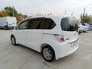 2013 Honda Freed I Рестайлинг, белый, 927000 рублей, вид 3