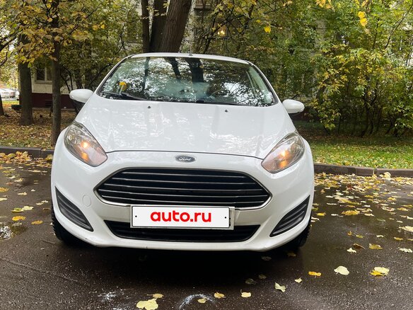 2015 Ford Fiesta Mk6 Рестайлинг, белый, 850000 рублей - вид 1