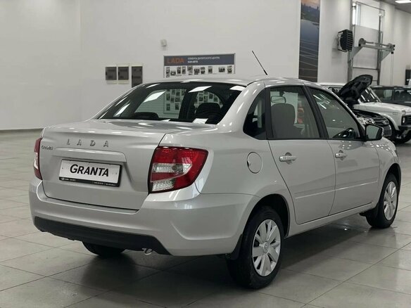 2026 Lada (ВАЗ) Granta I Рестайлинг, серебристый - вид 2