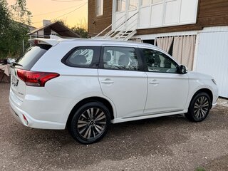 2022 Mitsubishi Outlander III Рестайлинг 3, белый, 2520000 рублей, вид 4