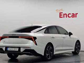 2025 Kia K5 III Рестайлинг, белый, 2500000 рублей, вид 2