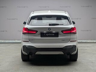 2021 BMW X1 20i xDrive II (F48) Рестайлинг, белый, 3335000 рублей, вид 4