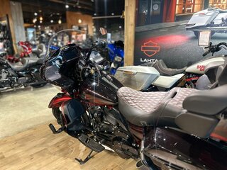 2022 Harley-Davidson CVO Road Glide Limited, пурпурный, 3450000 рублей, вид 2