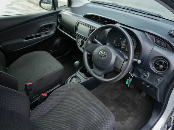 2019 Toyota Vitz III (XP130) Рестайлинг 2, серый, 1050000 рублей - вид 10
