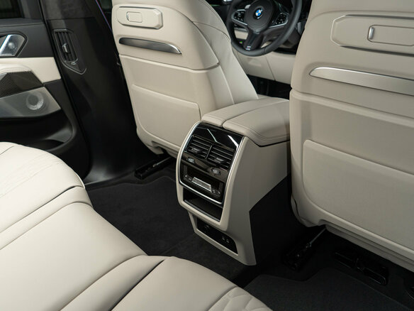2026 BMW X7 40i I (G07) Рестайлинг, чёрный, 17990000 рублей - вид 24