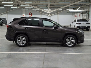 2020 Toyota RAV4 V (XA50), коричневый, 2960000 рублей, вид 4
