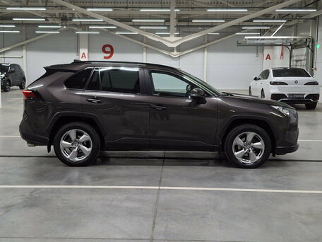 2020 Toyota RAV4 V (XA50), коричневый, 2690000 рублей, вид 4
