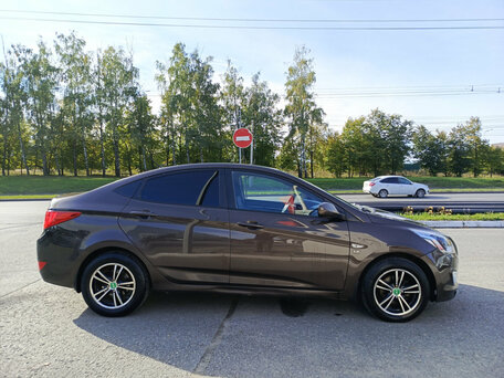 2015 Hyundai Solaris I Рестайлинг, коричневый, 599000 рублей, вид 4