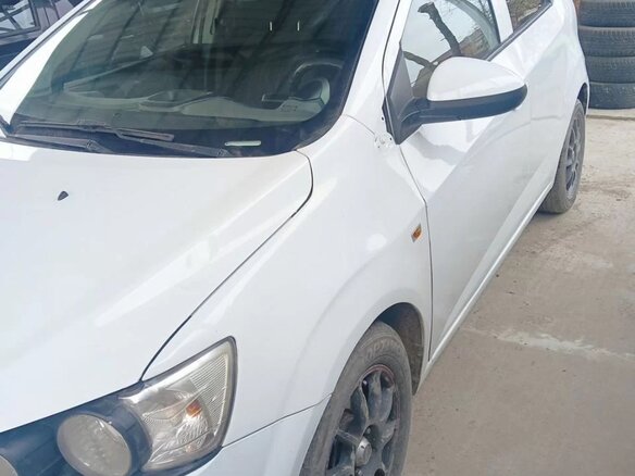 2015 Chevrolet Aveo II, белый, 650000 рублей