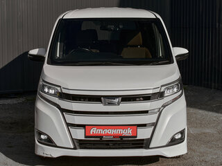 2018 Toyota Noah III (R80) Рестайлинг, белый, 2370000 рублей, вид 2