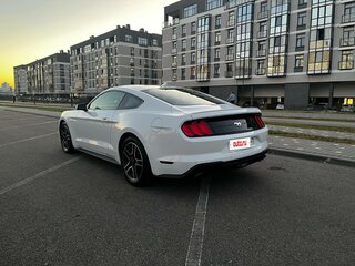 2022 Ford Mustang VI Рестайлинг, белый, 3900000 рублей, вид 4