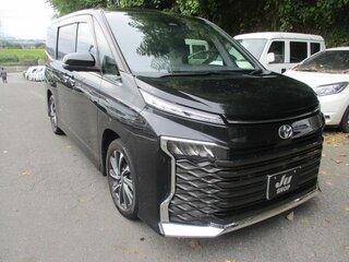 2023 Toyota Voxy IV (R90), чёрный, 4150000 рублей, вид 2