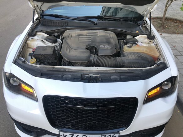2017 Chrysler 300C II Рестайлинг, белый, 2600000 рублей - вид 12