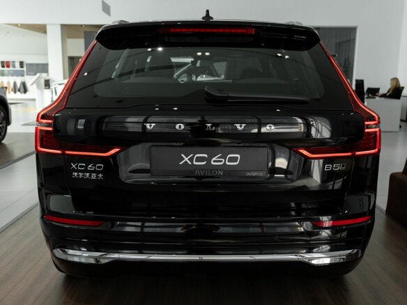 2025 Volvo XC60 II Рестайлинг 2, чёрный - вид 3