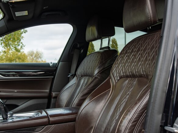 2015 BMW 7 серии 730d xDrive VI (G11/G12), чёрный, 2700000 рублей - вид 4