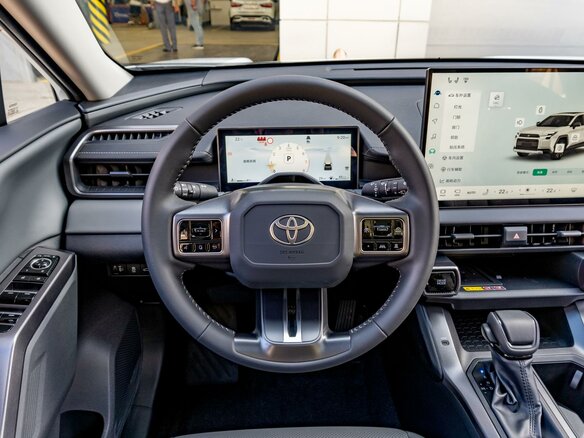 2026 Toyota RAV4 VI (XA60), белый - вид 13