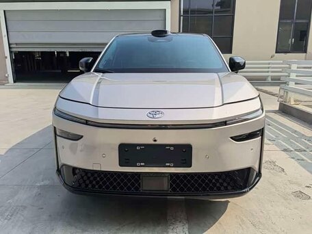 2026 Toyota bZ3X 58.3 kWh, золотистый, 2840000 рублей, вид 2