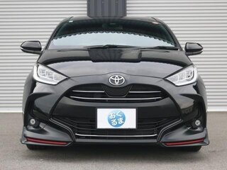 2022 Toyota Yaris IV, чёрный, 1100001 рублей, вид 2