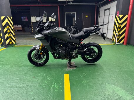 2022 Yamaha MT-09 Tracer (FJ-09), серый, 1325000 рублей, вид 2