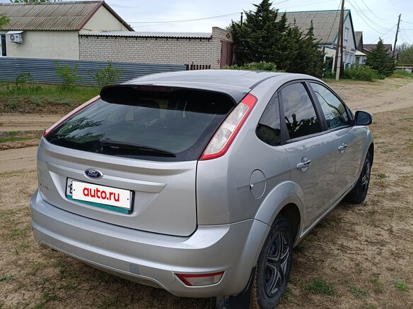 2010 Ford Focus II Рестайлинг, серебристый, 530000 рублей - вид 4