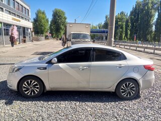 2013 Kia Rio 5-speed III, серебристый, 850000 рублей, вид 4