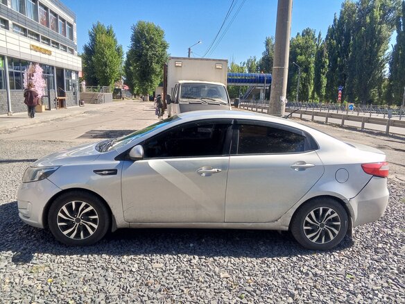 2013 Kia Rio 5-speed III, серебристый, 850000 рублей - вид 3
