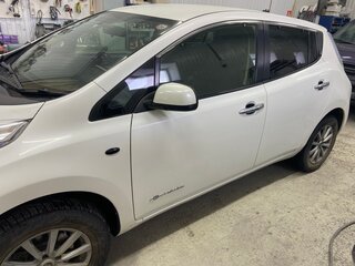 2013 Nissan Leaf (EM57) I (ZE0/AZE0), белый, 1000000 рублей, вид 2