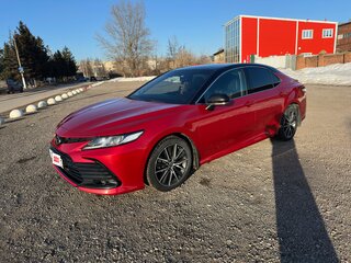 2021 Toyota Camry VIII (XV70) Рестайлинг, красный, 3250000 рублей, вид 1