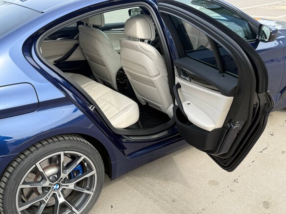 2019 BMW 5 серии 540i xDrive VII (G30/G31/G38), синий, 4520000 рублей - вид 13