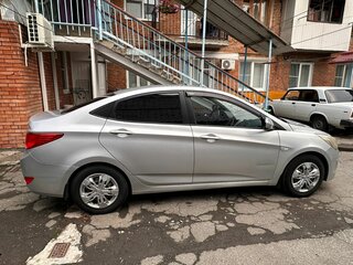 2015 Hyundai Solaris I Рестайлинг, серебристый, 630000 рублей, вид 3