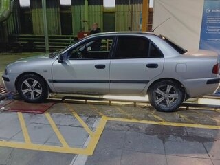 2001 Mitsubishi Carisma I Рестайлинг, серебристый, 230000 рублей, вид 4
