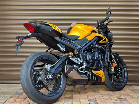 2023 Triumph Street Triple, жёлтый, 985000 рублей, вид 2